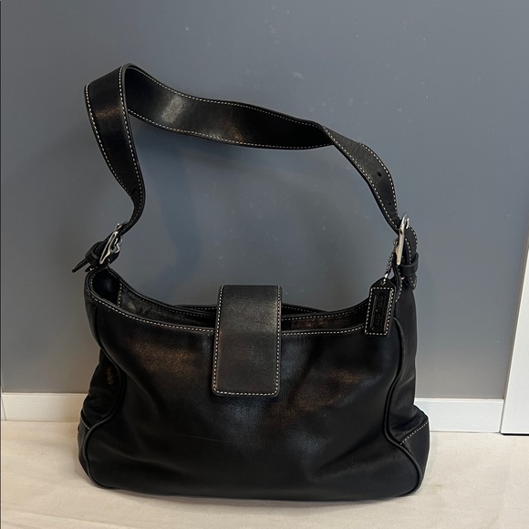 Coach Handbags - vintage Coach Hamptons Hobo bag in black leather with contrast stitching